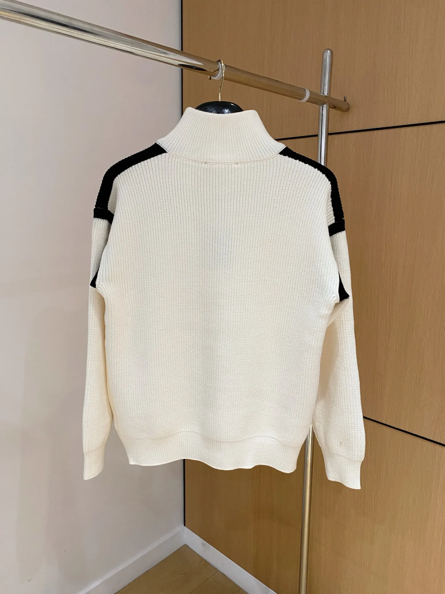 🅿️540 【LV Louis Vuitton】Autumn and winter classic cardigan sweater, in full condition! ! ! Wool blended fabric, the latest model in 2025, golden ratio! ! Slim-fitting soft gold, versatile and practical item, the combination and practicality are extremely powerful, simple and elegant, and classy! To create your own style, it is highly recommended to buy it in two colors. The standard slim fit tailoring process is suitable for both young and old men. It is knitted from wool and will not cause any discomfort! While keeping warm, it is stylish, textured and wearable, and the classic logo with contrasting colors on the chest feels in place! ! Recommended for regular customers! ! Size M-3XL (maximum wear: 190 pounds)